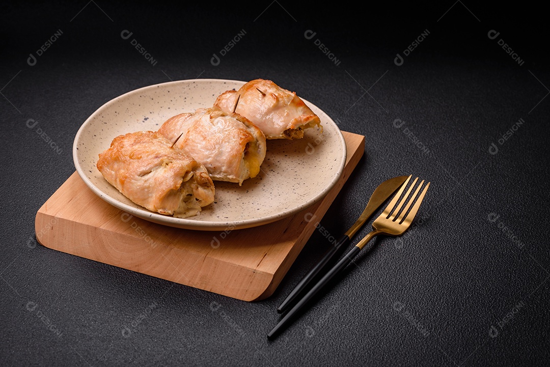 Delicioso rolo de carne fresca feito de filé de frango, cogumelos, especiarias e ervas. Delicioso prato saudável cozinhado em casa