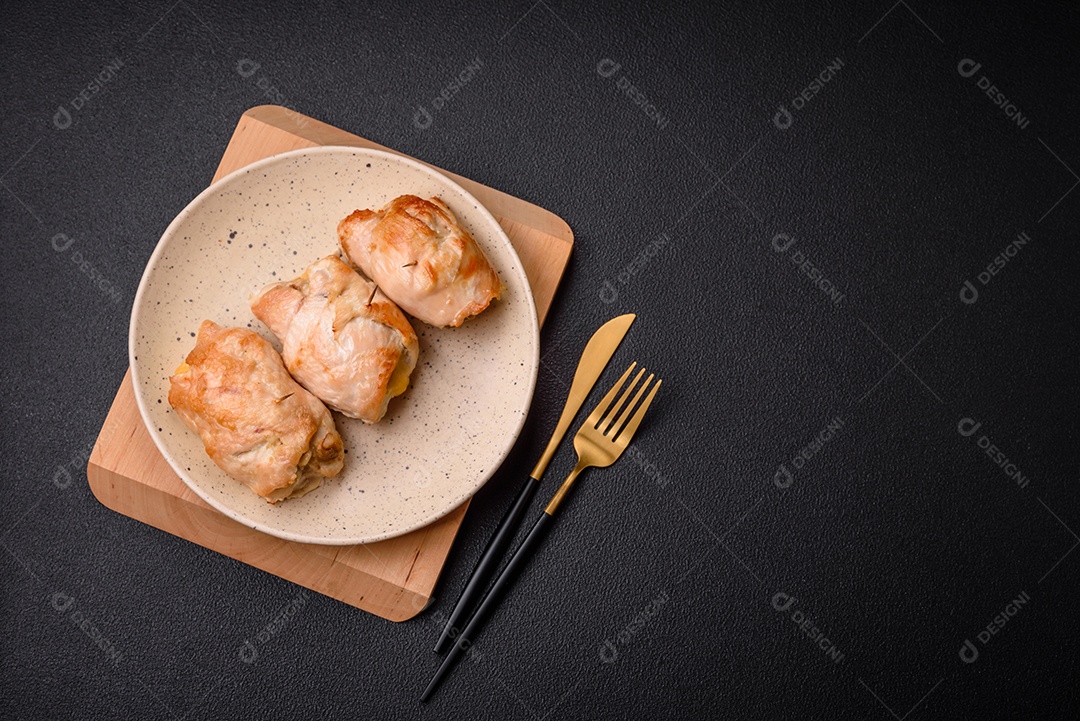 Delicioso rolo de carne fresca feito de filé de frango, cogumelos, especiarias e ervas. Delicioso prato saudável cozinhado em casa