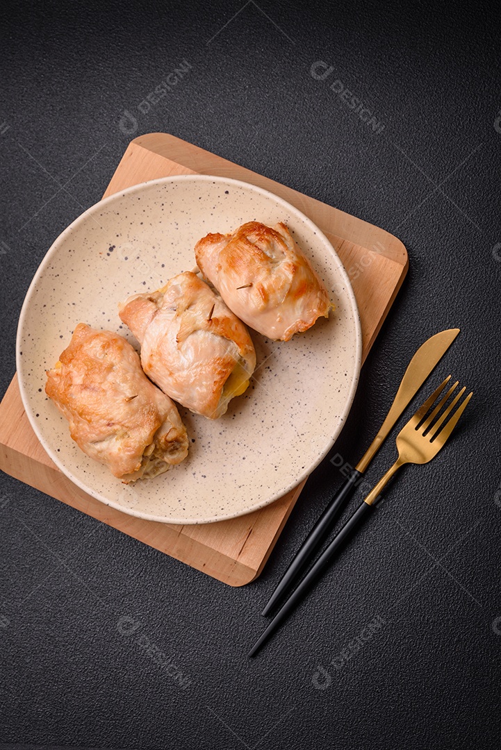 Delicioso rolo de carne fresca feito de filé de frango, cogumelos, especiarias e ervas. Delicioso prato saudável cozinhado em casa