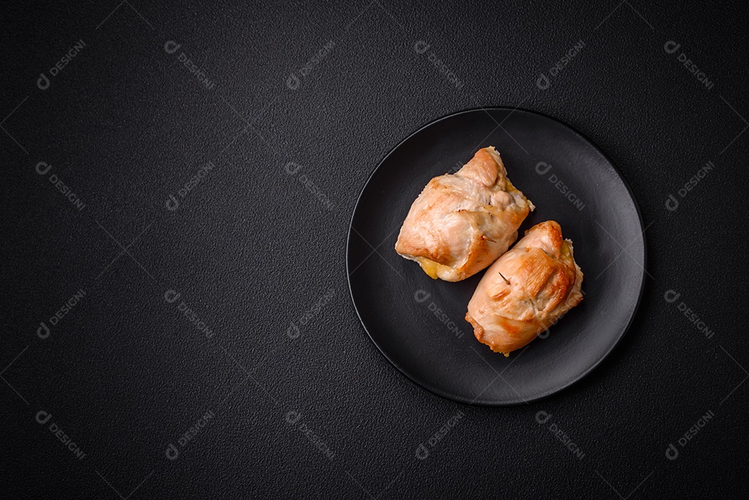 Delicioso rolo de carne fresca feito de filé de frango, cogumelos, especiarias e ervas. Delicioso prato saudável cozinhado em casa