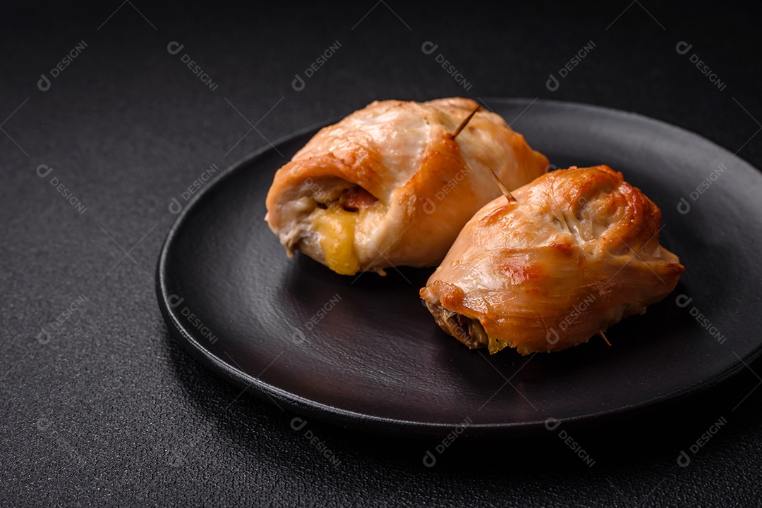 Delicioso rolo de carne fresca feito de filé de frango, cogumelos, especiarias e ervas. Delicioso prato saudável cozinhado em casa