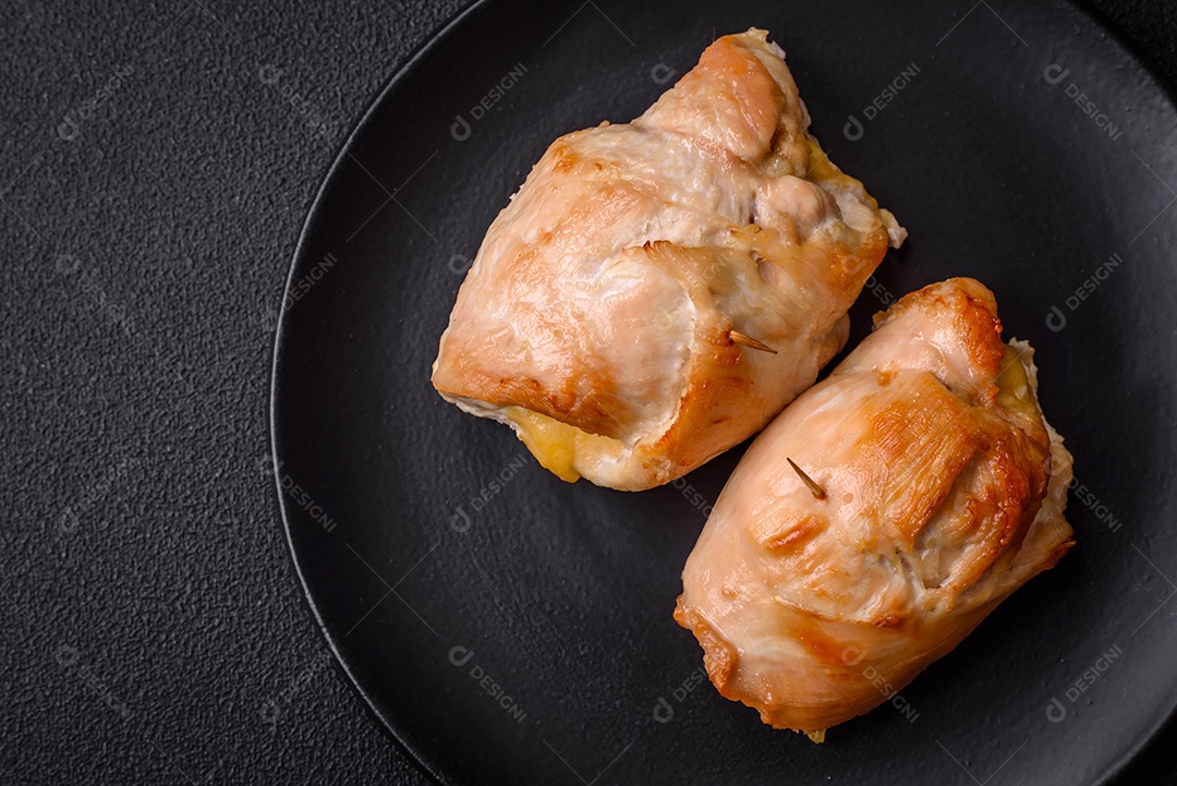 Delicioso rolo de carne fresca feito de filé de frango, cogumelos, especiarias e ervas. Delicioso prato saudável cozinhado em casa