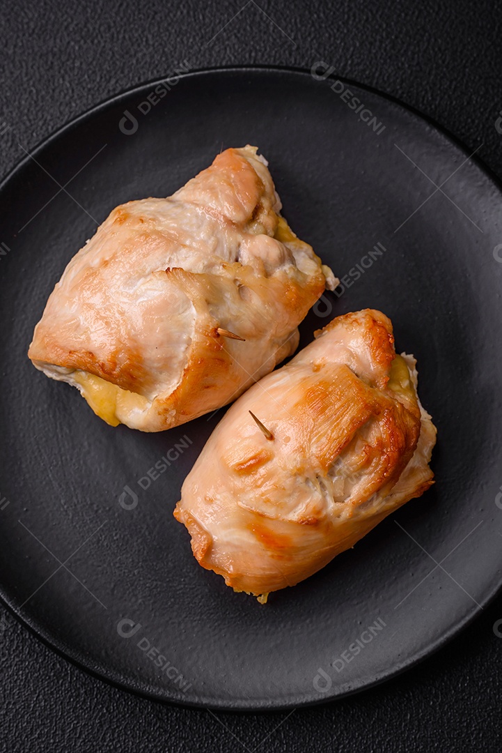 Delicioso rolo de carne fresca feito de filé de frango, cogumelos, especiarias e ervas. Delicioso prato saudável cozinhado em casa