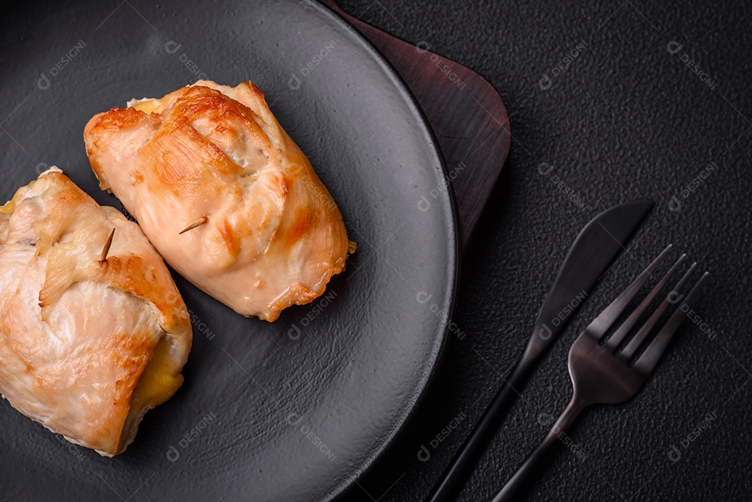 Delicioso rolo de carne fresca feito de filé de frango, cogumelos, especiarias e ervas. Delicioso prato saudável cozinhado em casa