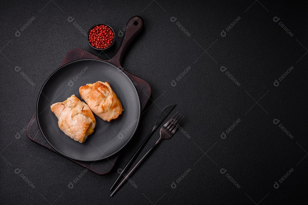 Delicioso rolo de carne fresca feito de filé de frango, cogumelos, especiarias e ervas. Delicioso prato saudável cozinhado em casa