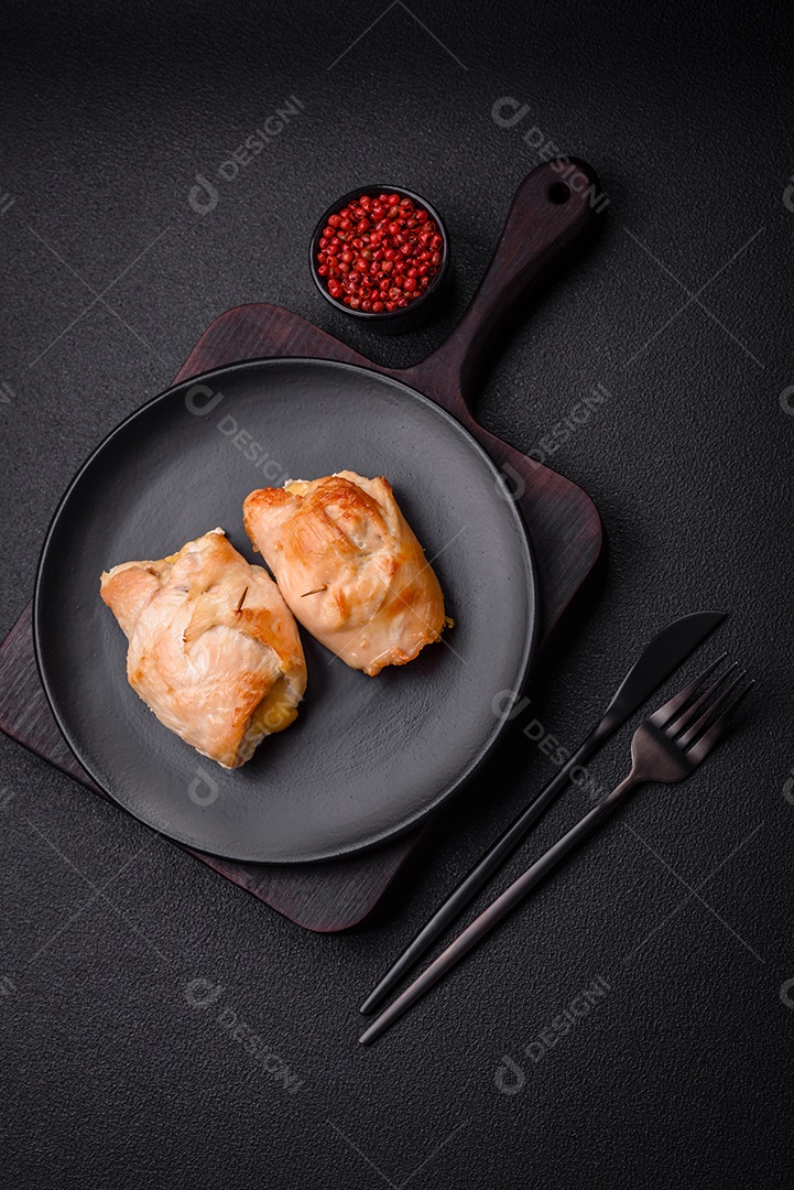 Delicioso rolo de carne fresca feito de filé de frango, cogumelos, especiarias e ervas. Delicioso prato saudável cozinhado em casa