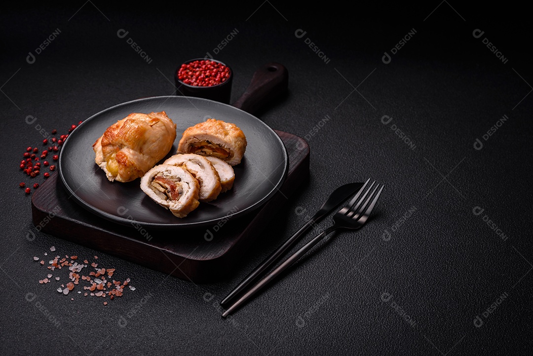 Delicioso rolo de carne fresca feito de filé de frango, cogumelos, especiarias e ervas. Delicioso prato saudável cozinhado em casa