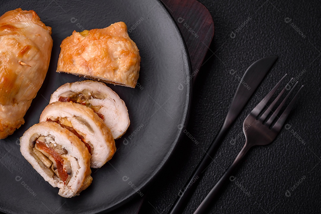 Delicioso rolo de carne fresca feito de filé de frango, cogumelos, especiarias e ervas. Delicioso prato saudável cozinhado em casa