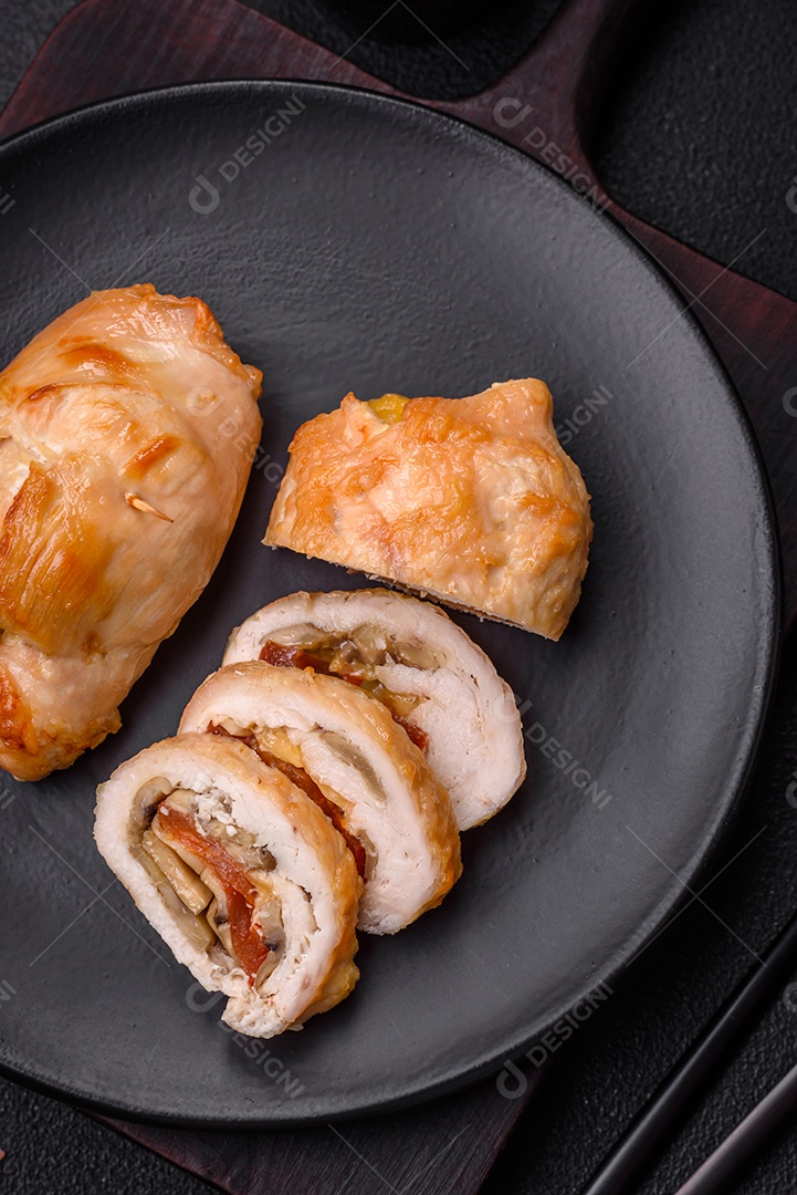 Delicioso rolo de carne fresca feito de filé de frango, cogumelos, especiarias e ervas. Delicioso prato saudável cozinhado em casa