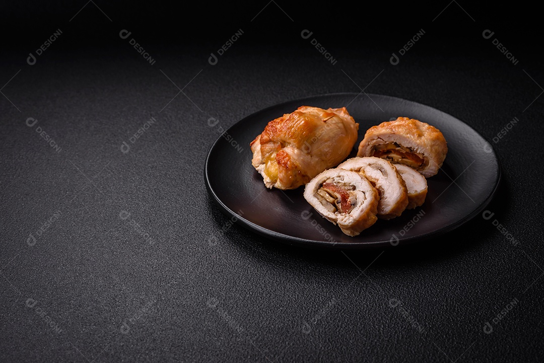 Delicioso rolo de carne fresca feito de filé de frango, cogumelos, especiarias e ervas. Delicioso prato saudável cozinhado em casa