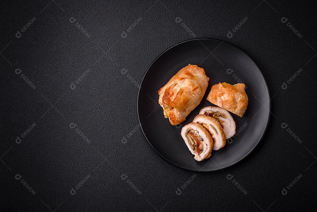 Delicioso rolo de carne fresca feito de filé de frango, cogumelos, especiarias e ervas. Delicioso prato saudável cozinhado em casa