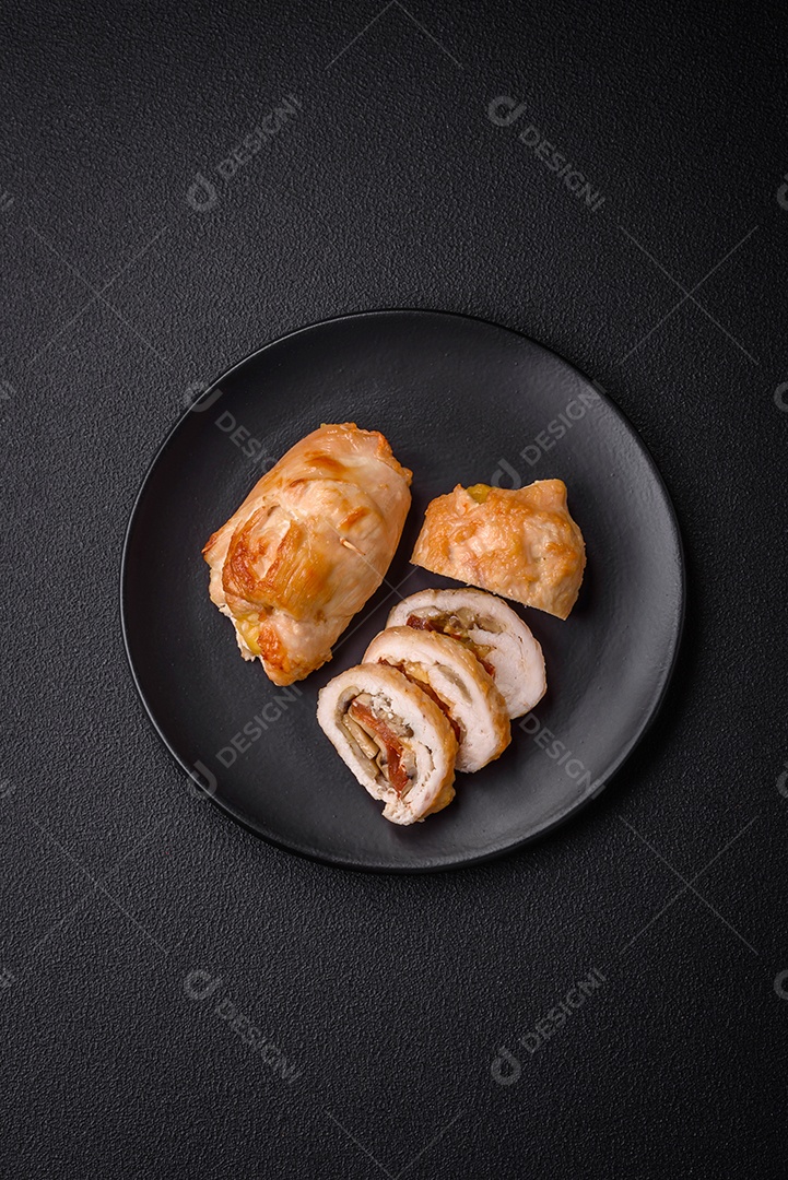 Delicioso rolo de carne fresca feito de filé de frango, cogumelos, especiarias e ervas. Delicioso prato saudável cozinhado em cas