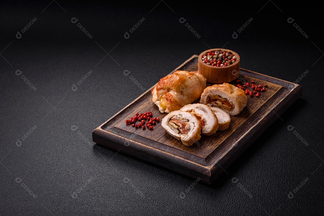 Delicioso rolo de carne fresca feito de filé de frango, cogumelos, especiarias e ervas. Delicioso prato saudável cozinhado em casa