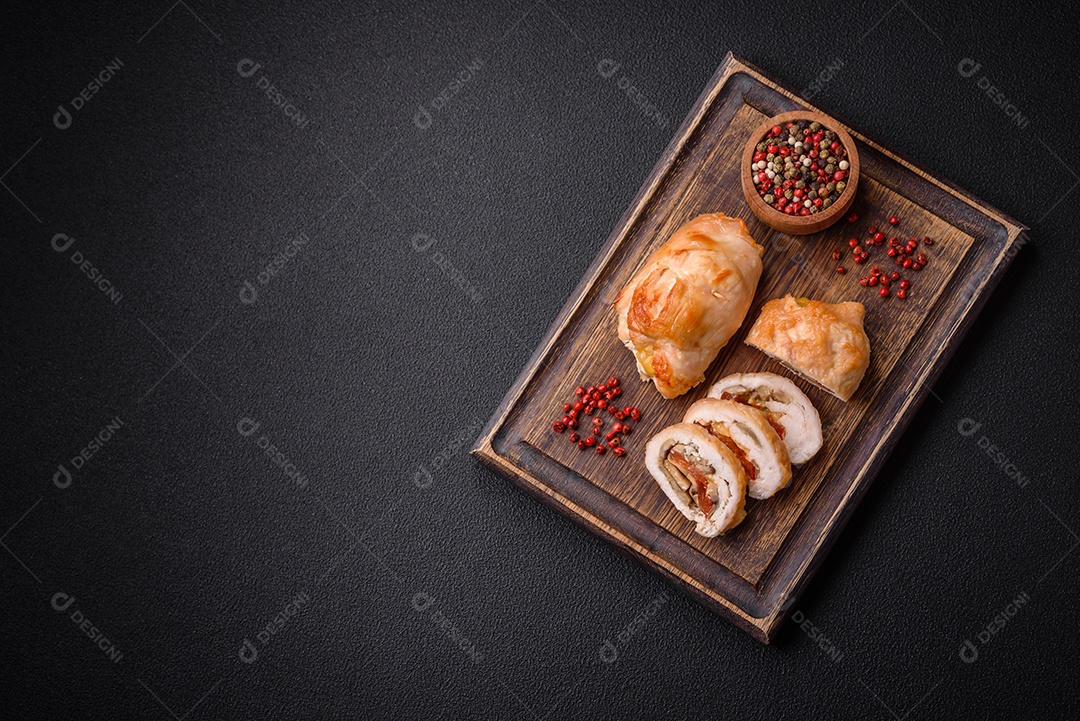 Delicioso rolo de carne fresca feito de filé de frango, cogumelos, especiarias e ervas. Delicioso prato saudável cozinhado em casa