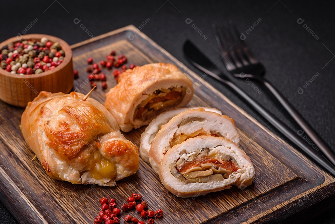 Delicioso rolo de carne fresca feito de filé de frango, cogumelos, especiarias e ervas. Delicioso prato saudável cozinhado em casa