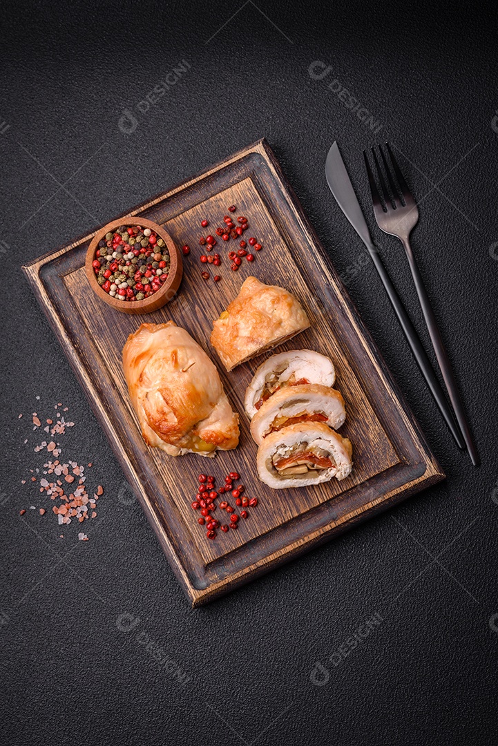 Delicioso rolo de carne fresca feito de filé de frango, cogumelos, especiarias e ervas. Delicioso prato saudável cozinhado em casa