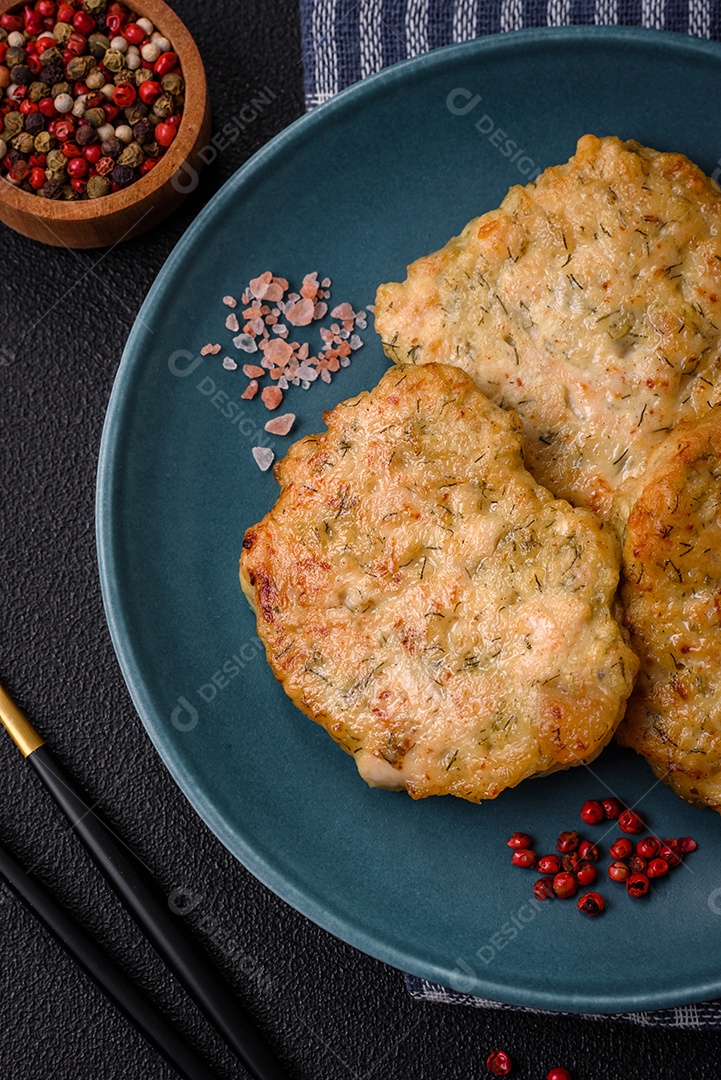 Deliciosas costeletas de peixe picado frito fresco com especiarias e ervas sobre um fundo escuro de concreto
