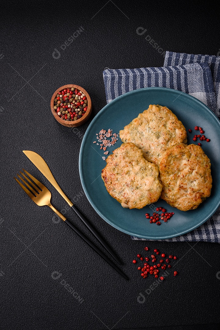 Deliciosas costeletas de peixe picado frito fresco com especiarias e ervas sobre um fundo escuro de concreto