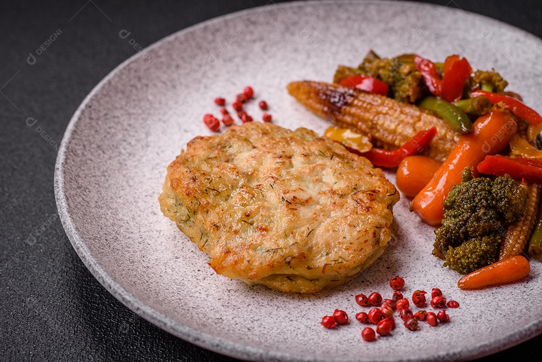 Deliciosas costeletas de peixe picado frito fresco com especiarias e ervas sobre um fundo escuro de concreto