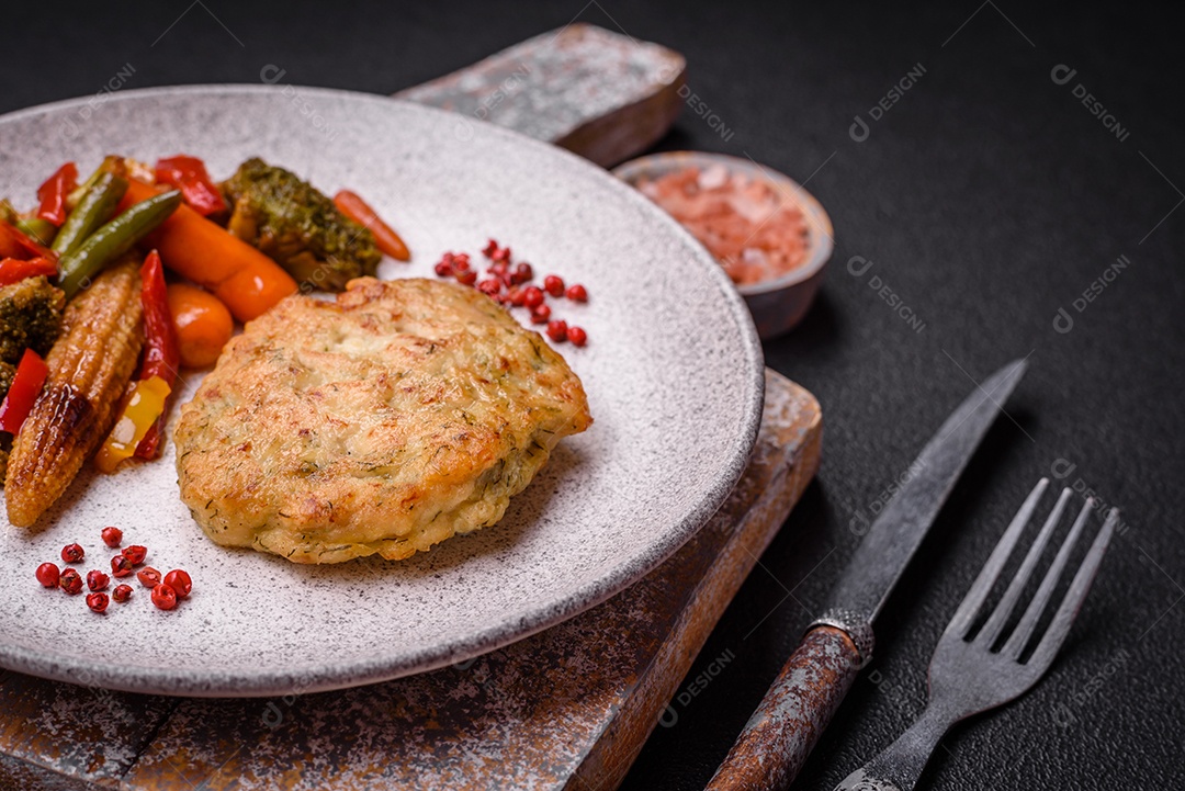 Deliciosas costeletas de peixe picado frito fresco com especiarias e ervas sobre um fundo escuro de concreto