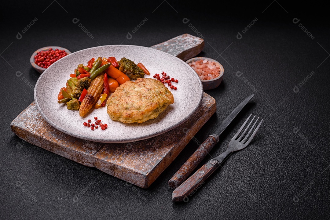 Deliciosas costeletas de peixe picado frito fresco com especiarias e ervas sobre um fundo escuro de concreto