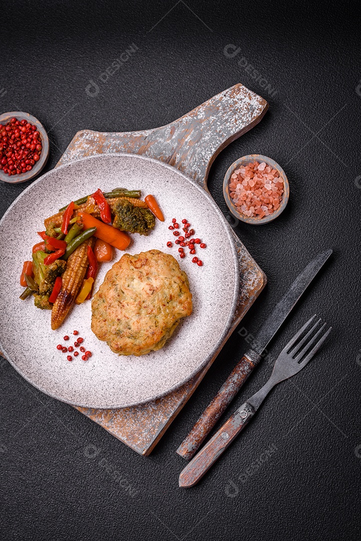 Mistura de legumes, milho, cenoura, pimentão, brócolis, cebola em molho teriyaki em uma placa de cerâmica sobre um fundo escuro de concreto