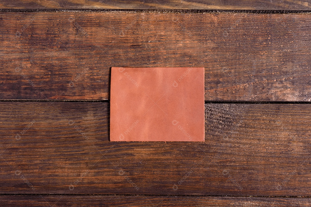 Carteira de couro elegante com dinheiro e caixa em fundo de madeira