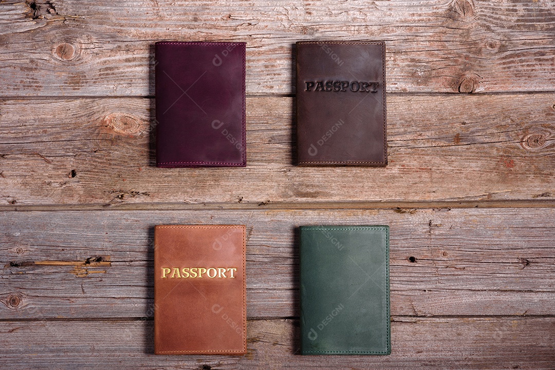 Carteira de couro elegante com dinheiro e caixa em fundo de madeira