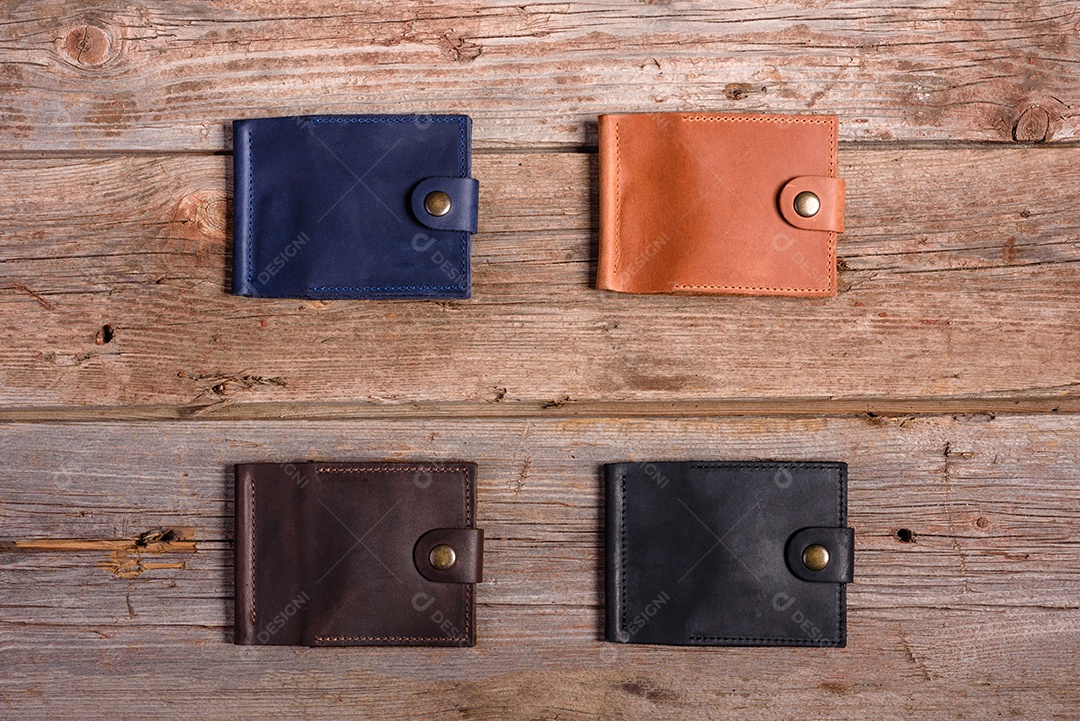 Carteira de couro elegante com dinheiro e caixa em fundo de madeira