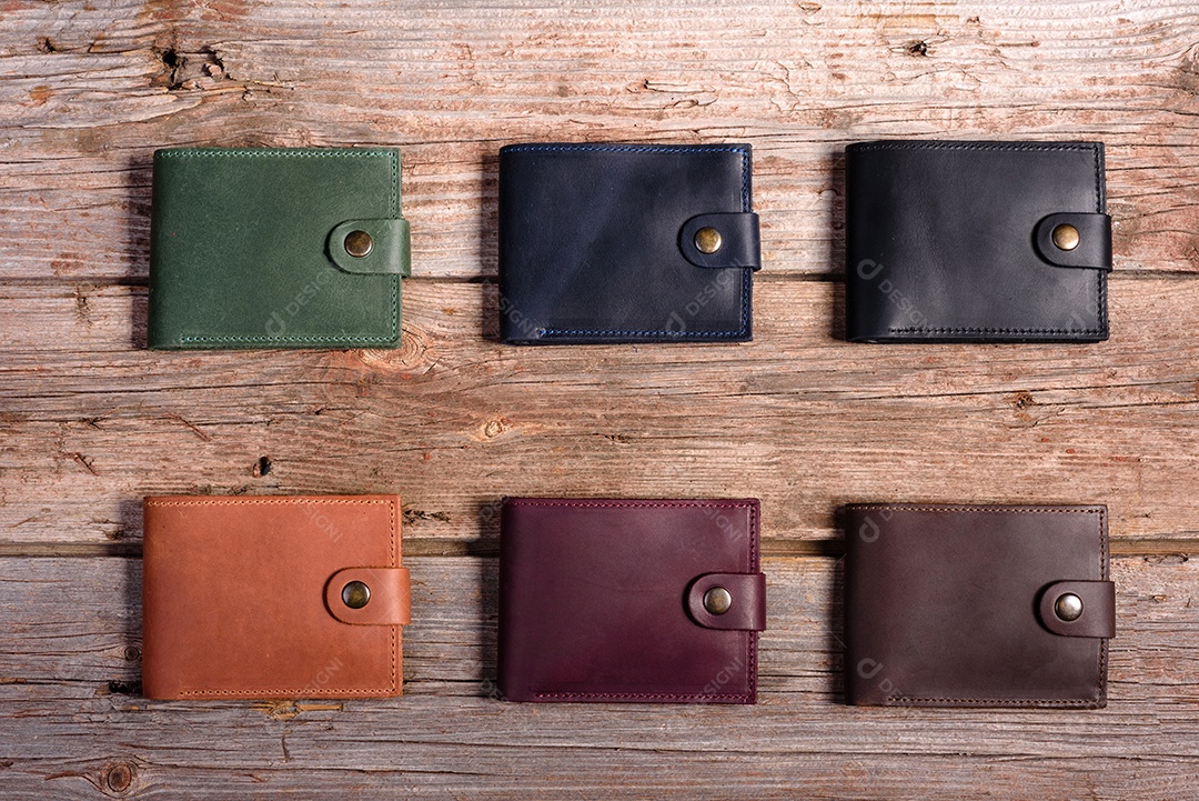 Carteira de couro elegante com dinheiro e caixa em fundo de madeira