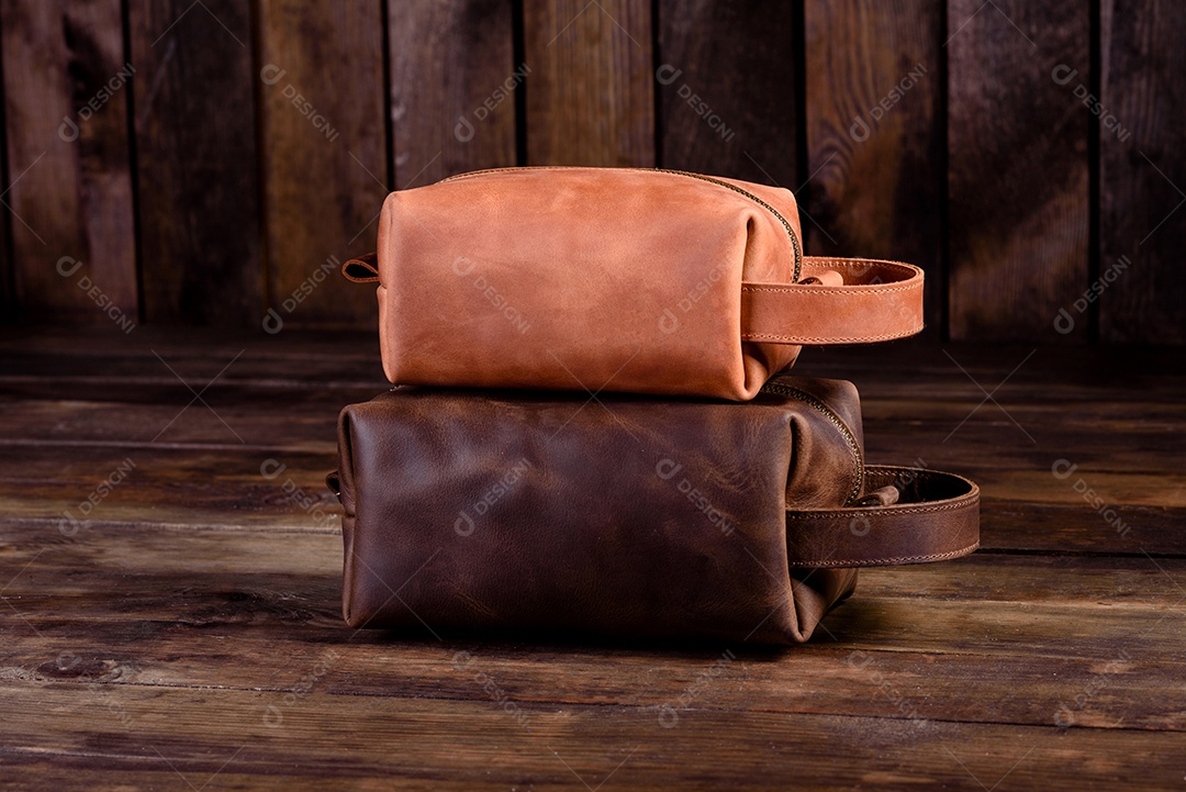 Antiga bolsa de couro vintage com alça de couro. Linda bolsa de couro feminina pequena em um fundo de madeira