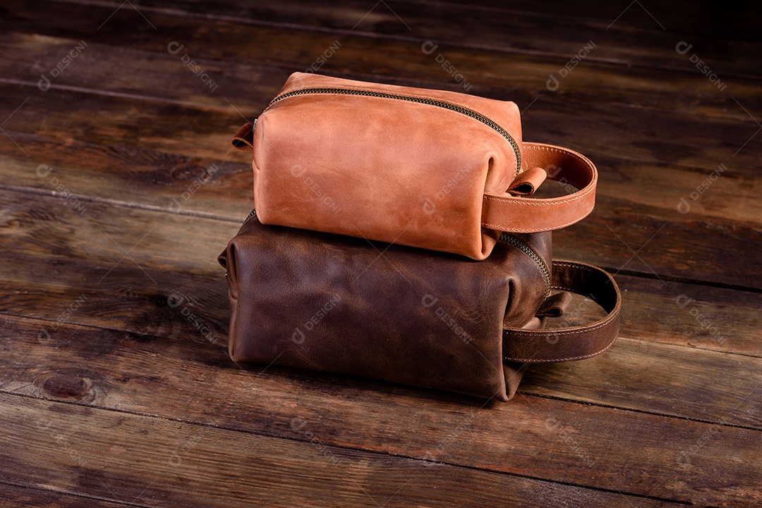 Antiga bolsa de couro vintage com alça de couro. Linda bolsa de couro feminina pequena em um fundo de madeira