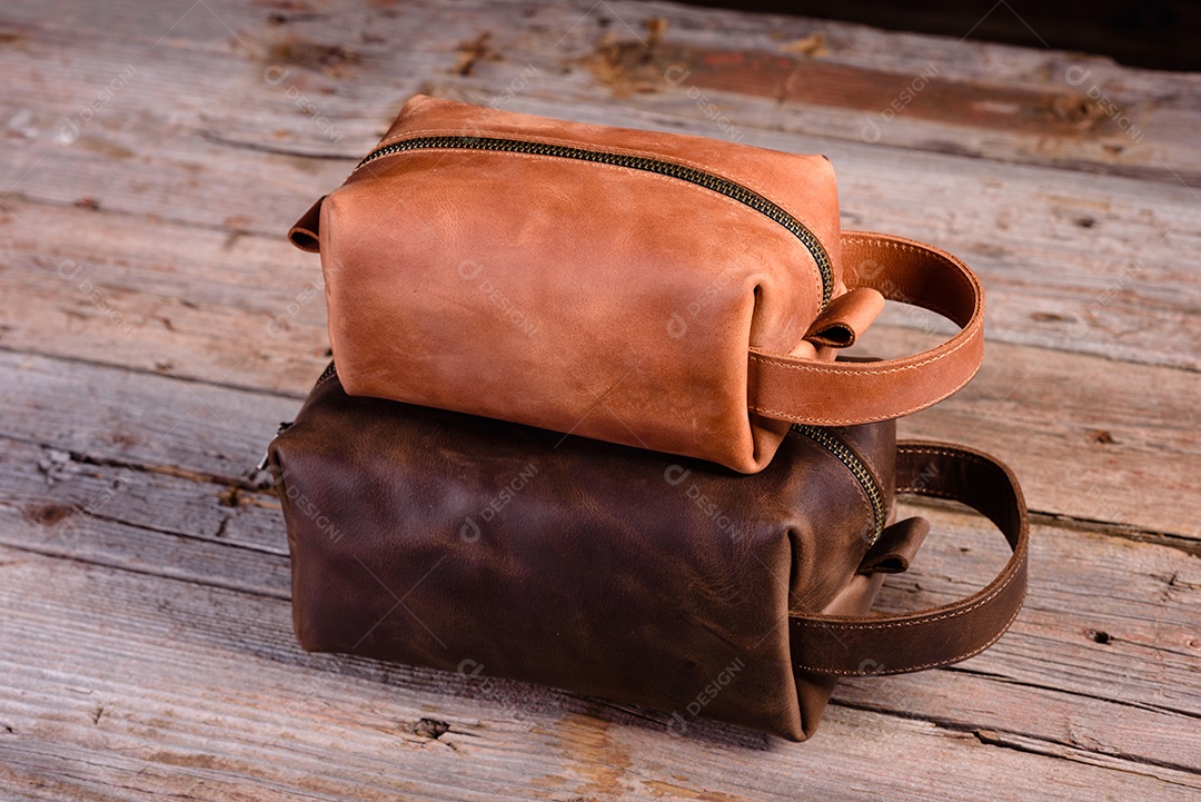 Antiga bolsa de couro vintage com alça de couro. Linda bolsa de couro feminina pequena em um fundo de madeira