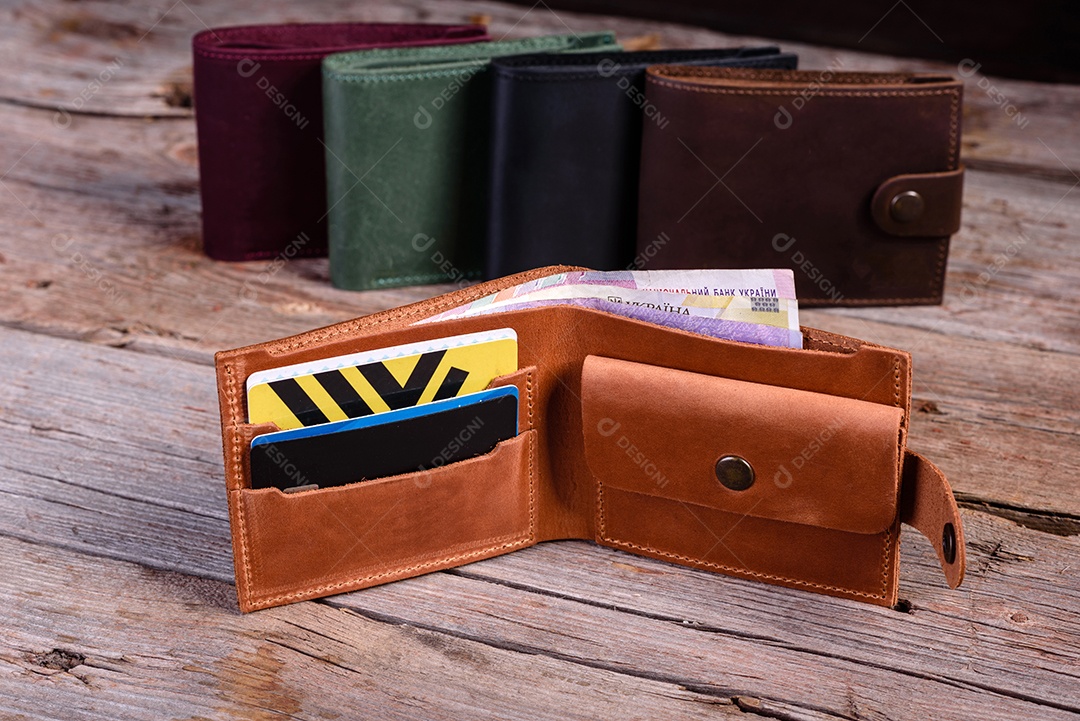 Carteira de couro elegante com dinheiro e caixa em fundo de madeira