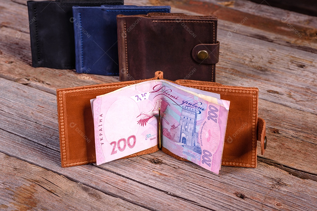 Carteira de couro elegante com dinheiro e caixa em fundo de madeira