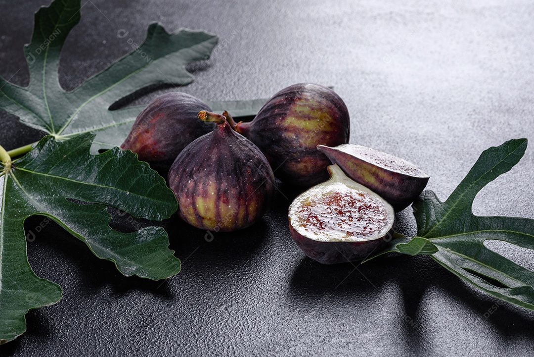 Figos maduros frescos na mesa escura. Fruta de figo mediterrânea saudável.