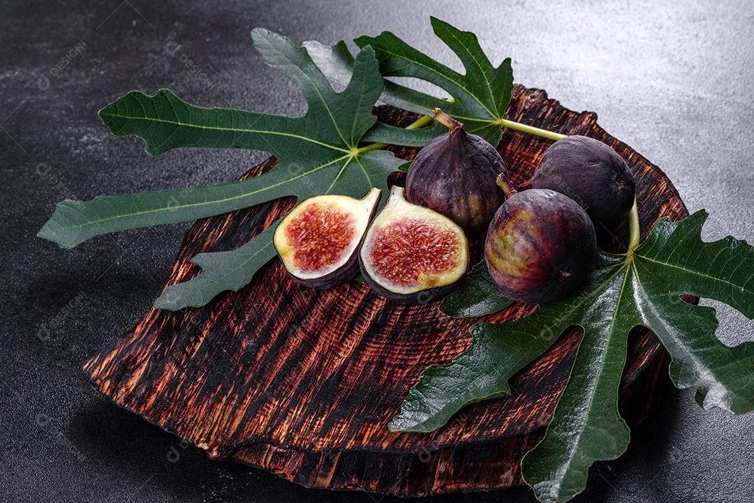 Figos maduros frescos na mesa escura. Fruta de figo mediterrânea saudável.