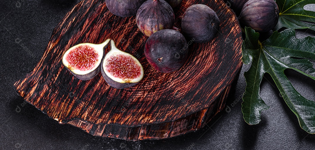 Figos maduros frescos na mesa escura. Fruta de figo mediterrânea saudável.