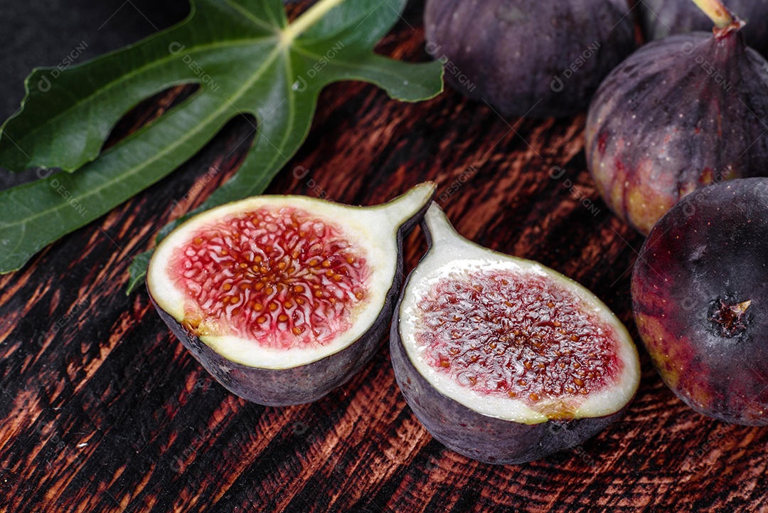 Figos maduros frescos na mesa escura. Fruta de figo mediterrânea saudável.