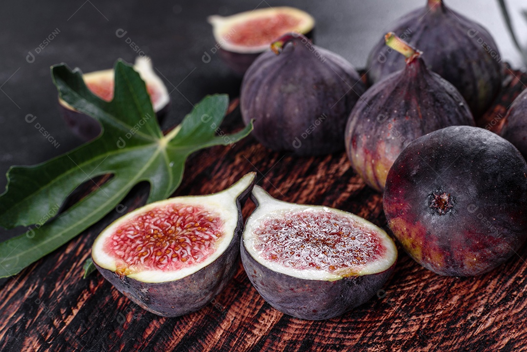 Figos maduros frescos na mesa escura. Fruta de figo mediterrânea saudável.