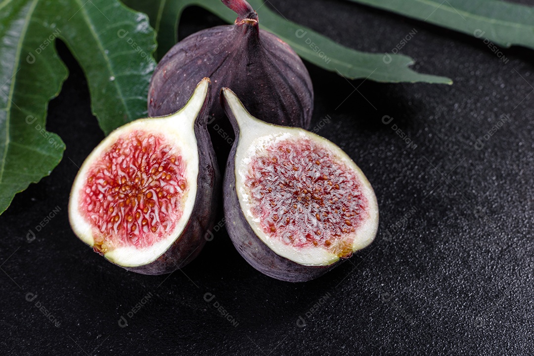 Figos maduros frescos na mesa escura. Fruta de figo mediterrânea saudável.