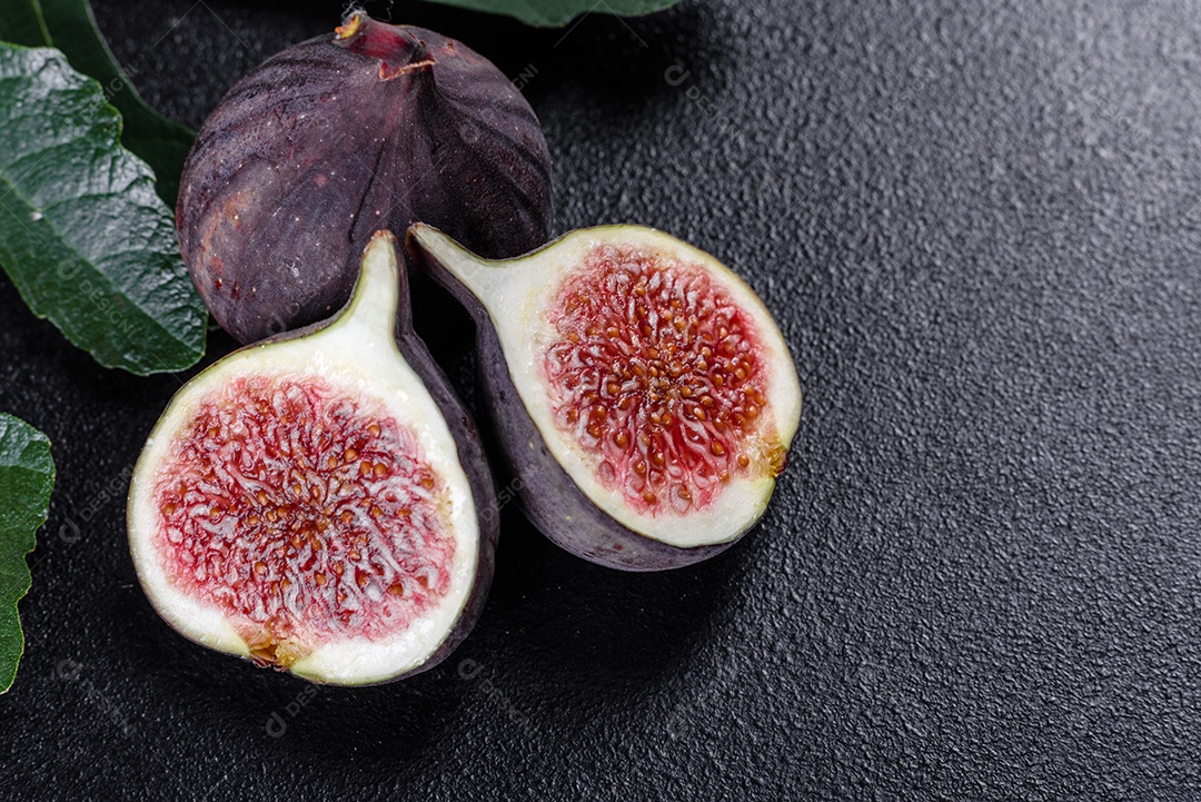 Figos maduros frescos na mesa escura. Fruta de figo mediterrânea saudável.