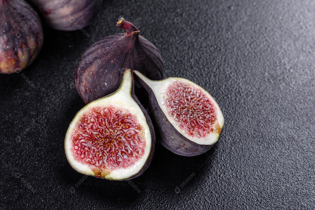 Figos maduros frescos na mesa escura. Fruta de figo mediterrânea saudável.