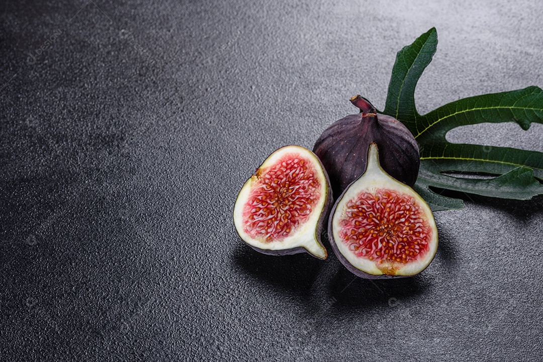 Figos maduros frescos na mesa escura.