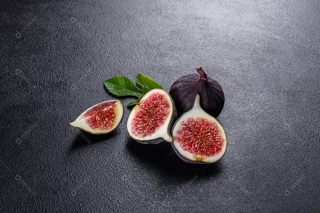 Figos maduros frescos na mesa escura.