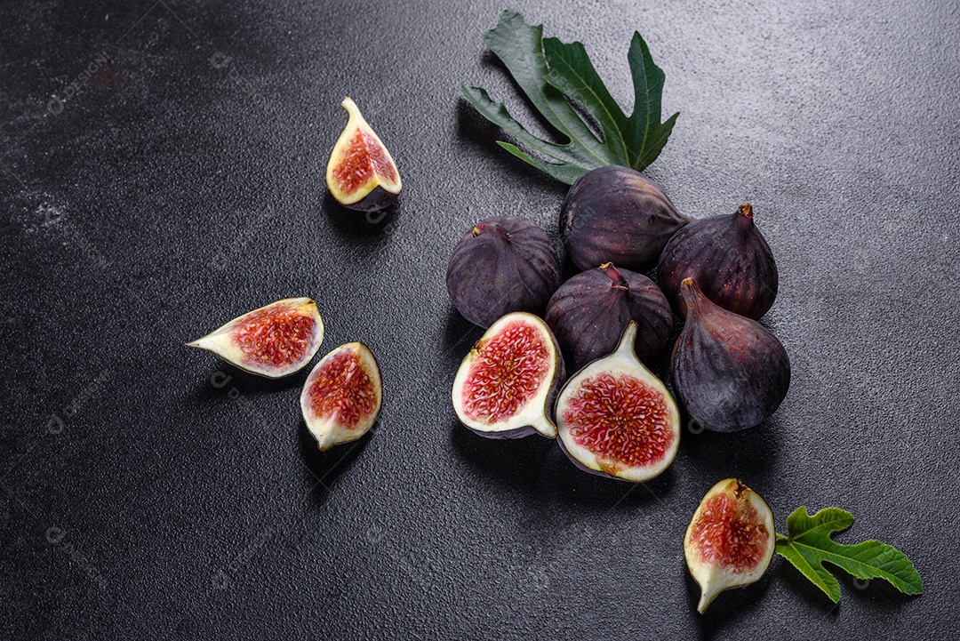 Figos maduros frescos na mesa escura.