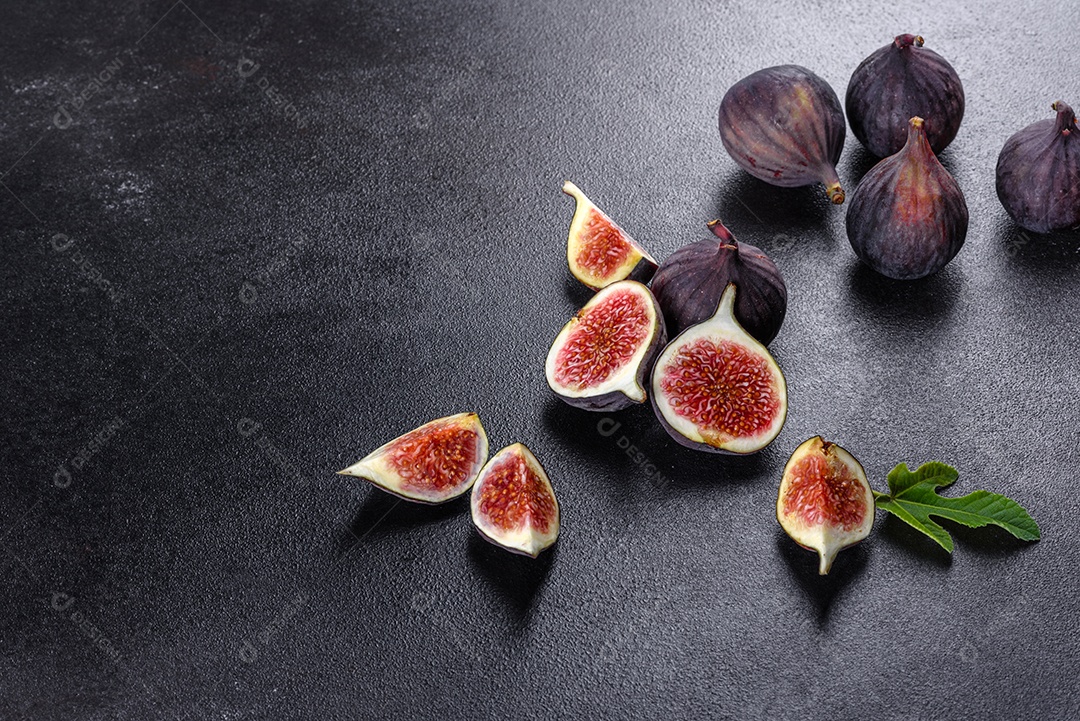 Figos maduros frescos na mesa escura.