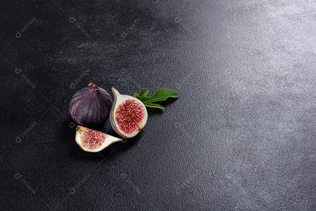 Figos maduros frescos na mesa escura.