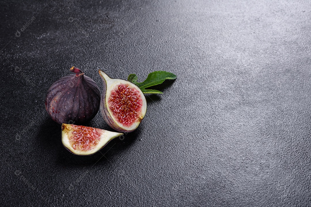 Figos maduros frescos na mesa escura.