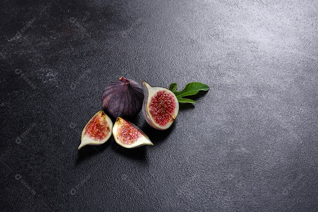 Figos maduros frescos na mesa escura.